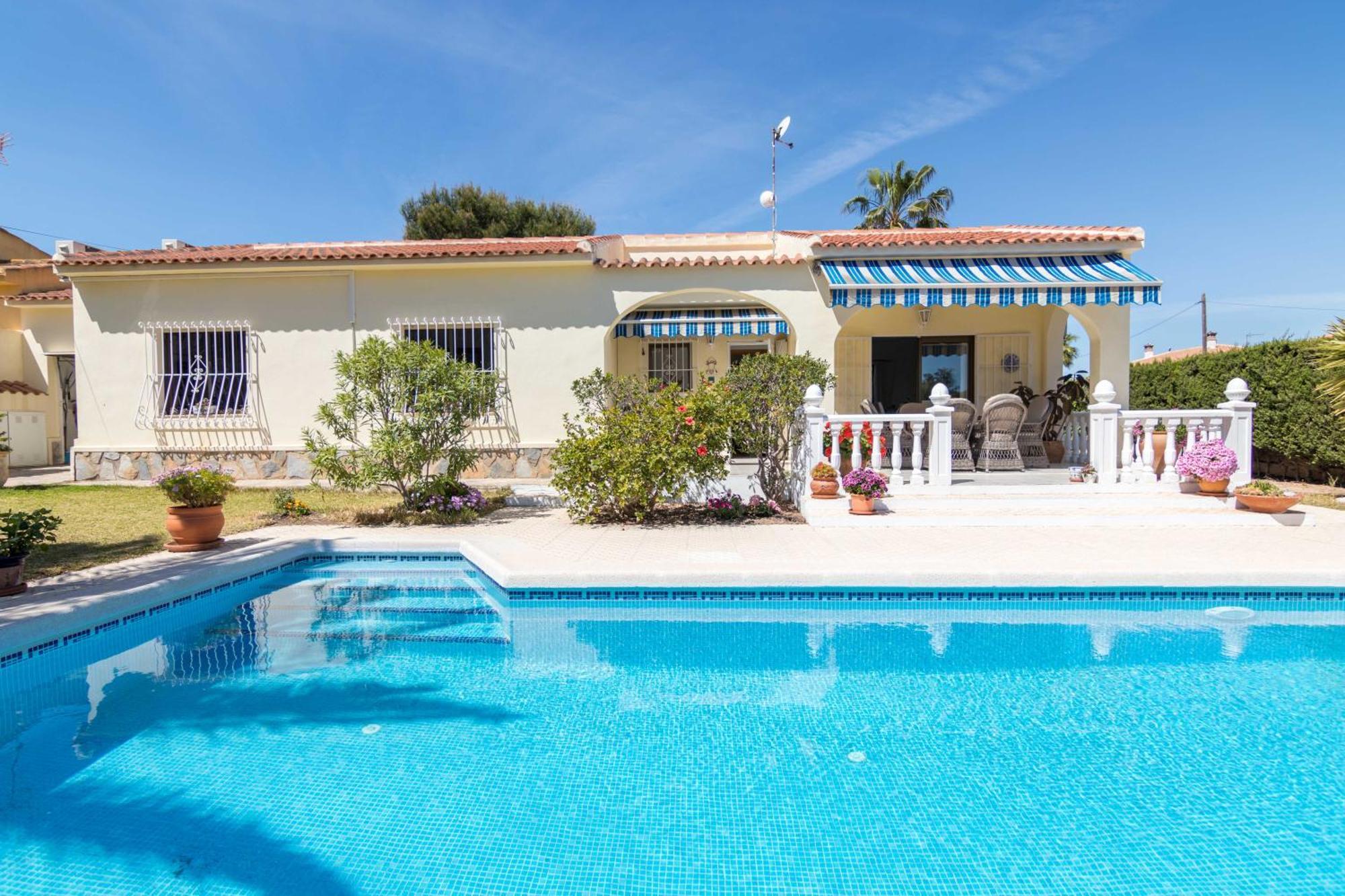 Charming One-Floor Villa With Private Pool In Los Balcones 托雷维耶哈 外观 照片
